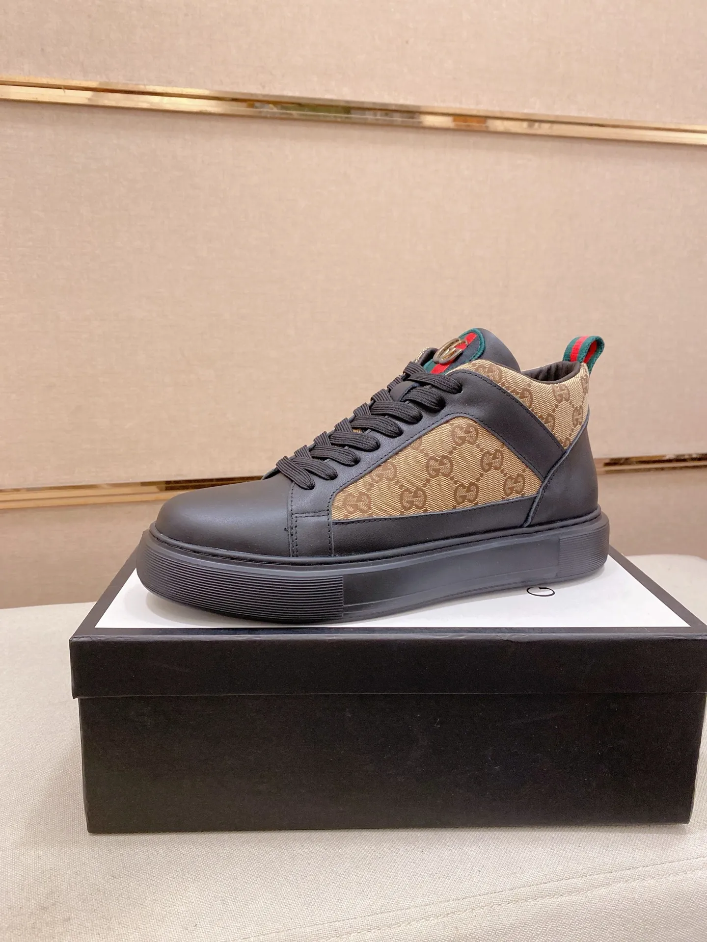 Men's clothing and shoes💰: 462💰 (GUCCI) The latest model from the official website🎁🎁Casual and fashionable men's shoes👟, hot style💥The style is simple and elegant, exclusive for trendy men. Unique official website's latest brand elements👑original Gucci decoration, fashionable and generous, the fabric is original cowhide ✅sheepskin lining, the official website specifies wear-resistant casual outsole, the classic model is taken in kind at the counter🎬38-44 (can be customized for 45 non-refundable)
